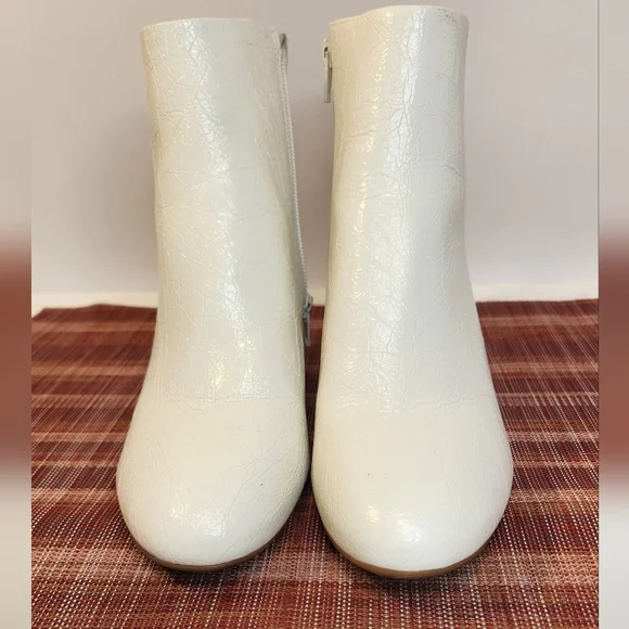 Gianni Bini Jaydennn White Ankle Embossed Leather Heeled Ankle Booties Size 7.5 - Picture 4 of 8